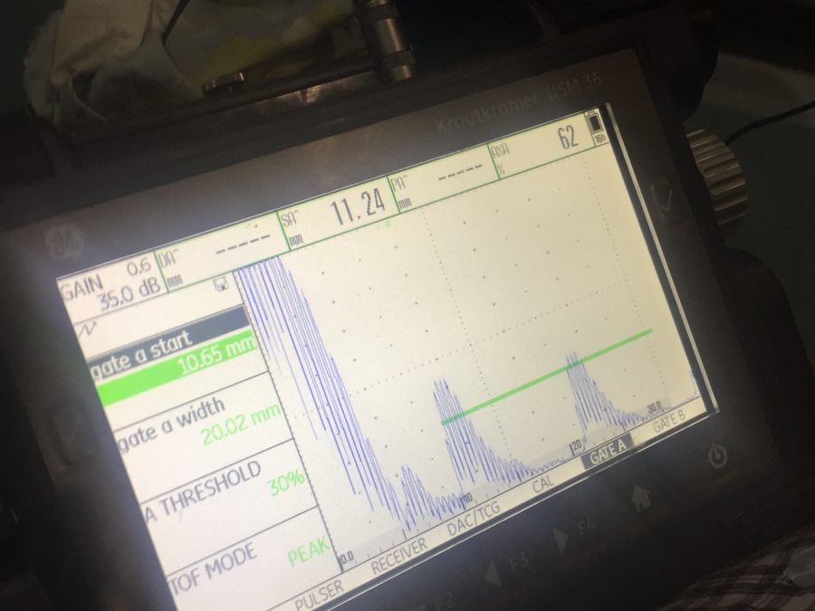 Ultrasonic flaw detector (Krautkrämer USM 36) during thickness examination